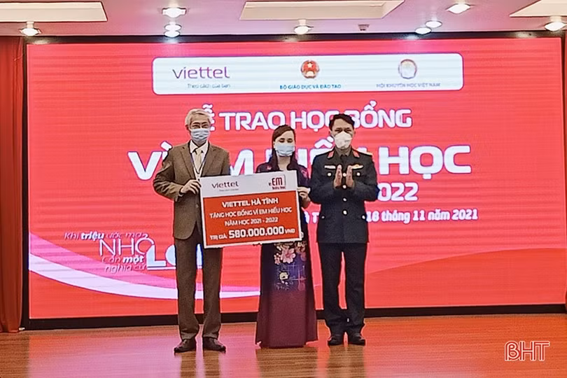 Năm thứ 8 Viettel trao học bổng “Vì em hiếu học” tại Hà Tĩnh