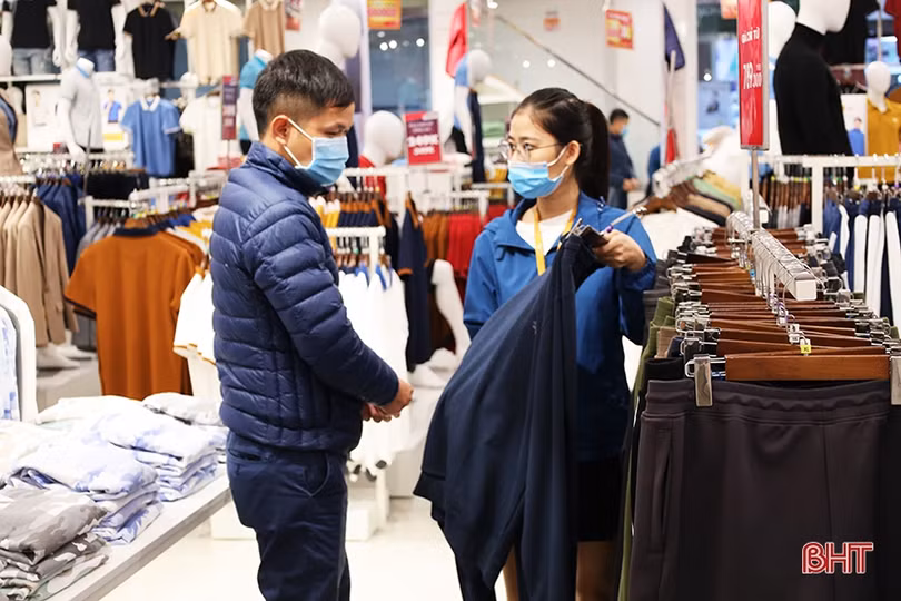 Người dân Hà Tĩnh tranh thủ săn sale dịp Black Friday