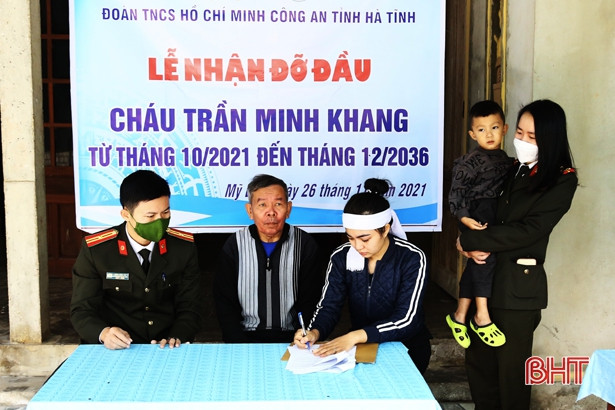 Tuổi trẻ Công an Hà Tĩnh trao hơn 190 triệu đồng đỡ đầu con trai đồng đội