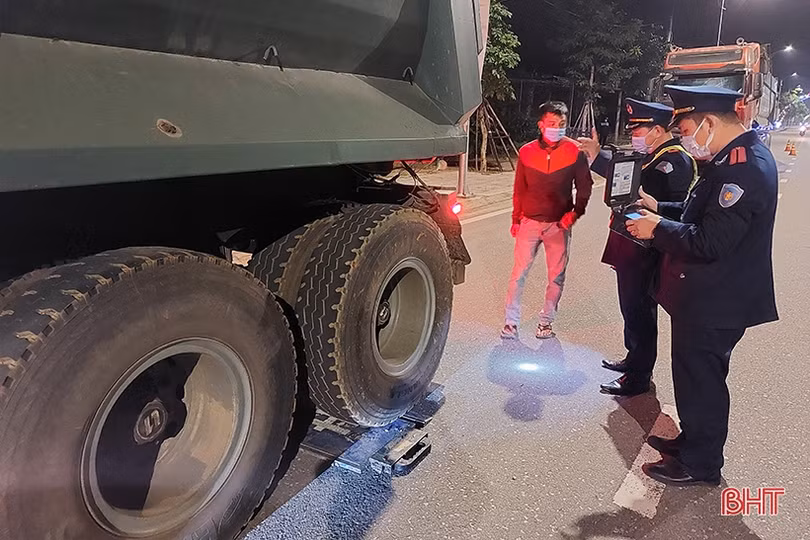 Hà Tĩnh: Tài xế lập nhóm Zalo “né” thanh tra giao thông xử lý xe quá tải