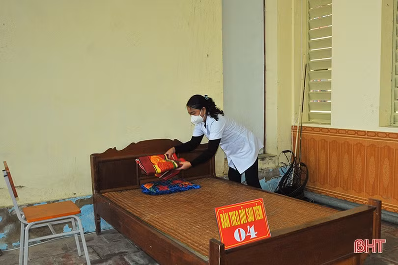 Cận cảnh những mũi tiêm đầu tiên vắc-xin phòng COVID-19 cho học sinh Hà Tĩnh