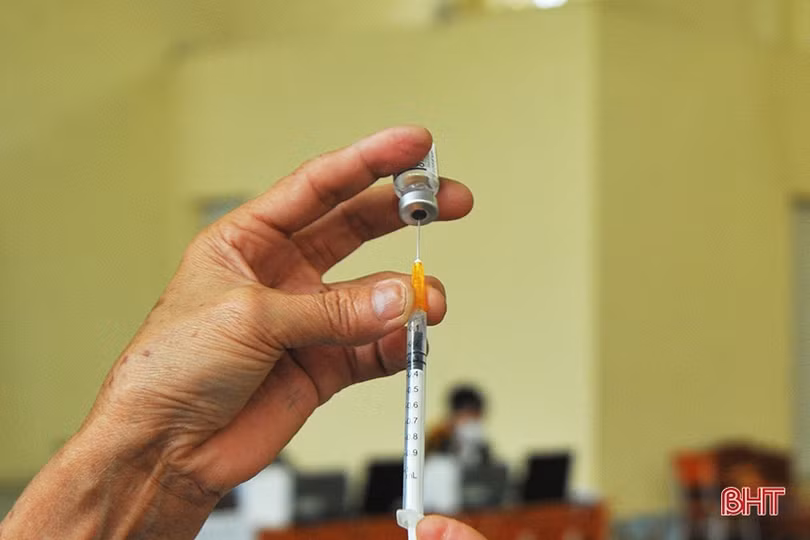 Cận cảnh những mũi tiêm đầu tiên vắc-xin phòng COVID-19 cho học sinh Hà Tĩnh