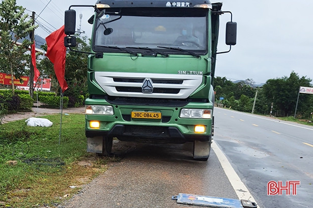 Phạt 8,5 triệu đồng tài xế chở quá tải, đóng cửa xe bỏ đi 