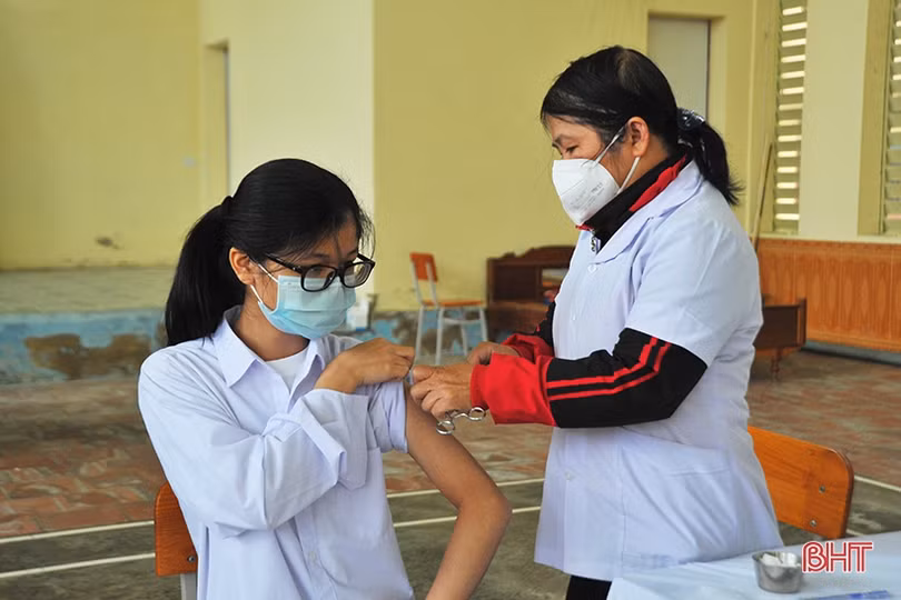 Cận cảnh những mũi tiêm đầu tiên vắc-xin phòng COVID-19 cho học sinh Hà Tĩnh