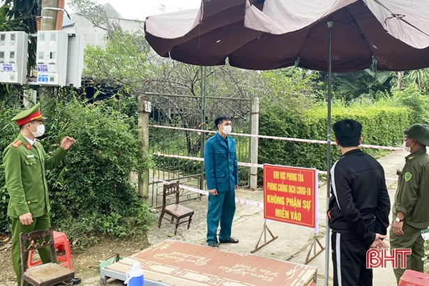 Phong tỏa tạm thời 1 ngõ phố với 13 hộ liên quan đến ca bệnh cộng đồng ở Hương Khê