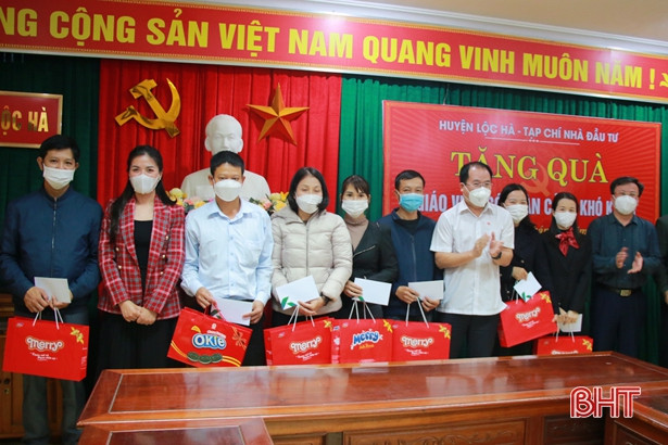 Lộc Hà: Trao quà cho 41 giáo viên, cựu giáo chức hoàn cảnh khó khăn