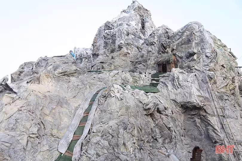 Bà con giáo dân dựng hang đá khổng lồ mừng đón Giáng sinh ở Hà Tĩnh