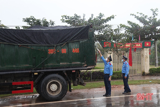 Hà Tĩnh: Tài xế đóng cửa bỏ đi khi bị yêu cầu kiểm tra tải trọng xe