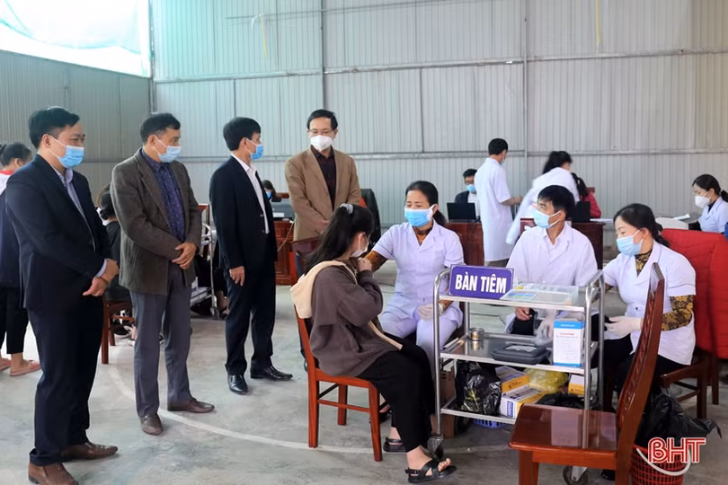 Thạch Hà triển khai tiêm vắc-xin phòng COVID-19 cho học sinh từ 16-18 tuổi
