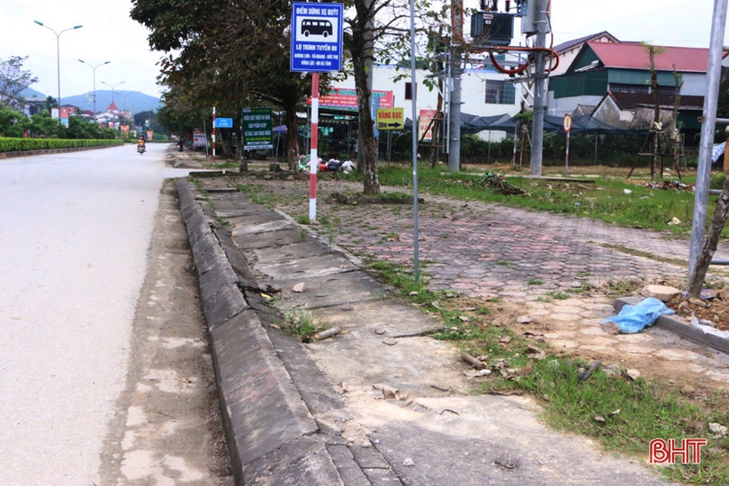 Nắp đậy mương thoát nước ở thị trấn Vũ Quang bị hư hỏng, gây nguy hiểm cho người đi đường 