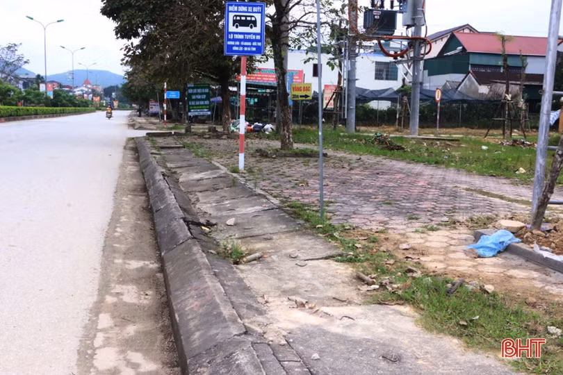 Nắp đậy mương thoát nước ở thị trấn Vũ Quang bị hư hỏng, gây nguy hiểm cho người đi đường 