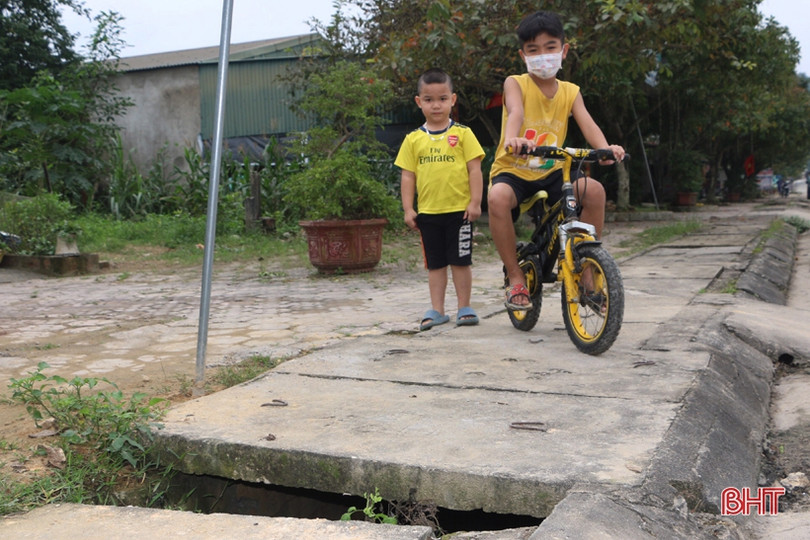 Nắp đậy mương thoát nước ở thị trấn Vũ Quang bị hư hỏng, gây nguy hiểm cho người đi đường 