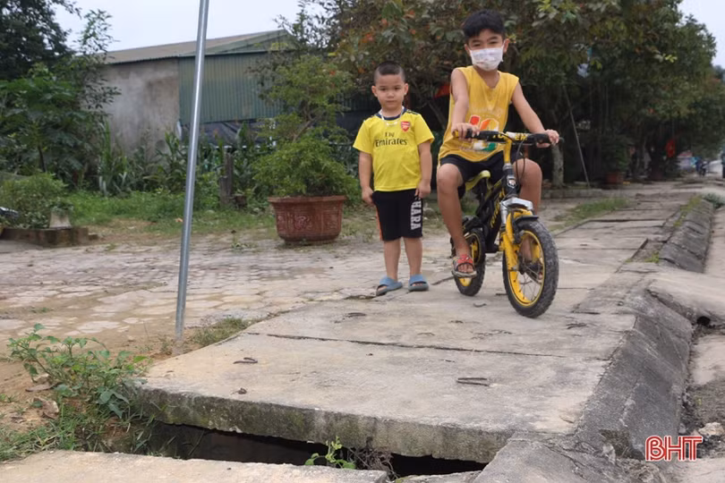 Nắp đậy mương thoát nước ở thị trấn Vũ Quang bị hư hỏng, gây nguy hiểm cho người đi đường 