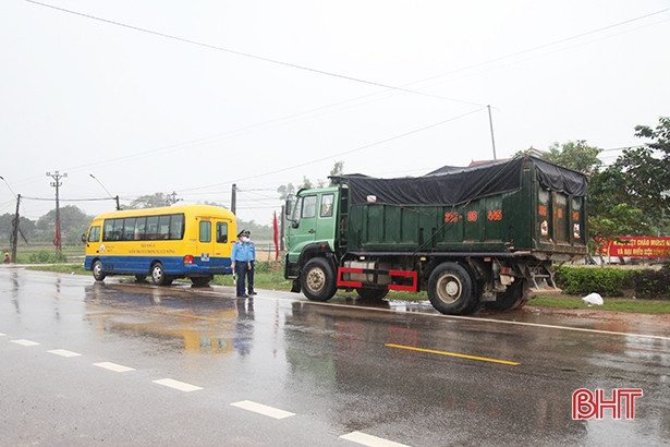 Hà Tĩnh: Tài xế đóng cửa bỏ đi khi bị yêu cầu kiểm tra tải trọng xe
