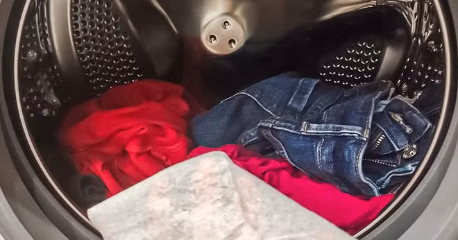 Mẹo giặt quần áo sạch hơn với khăn giấy ướt