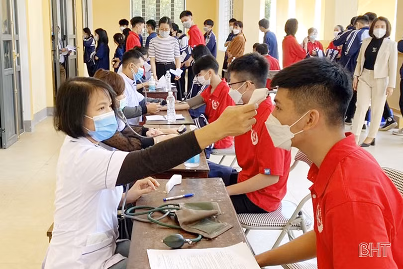 Cận cảnh những mũi tiêm đầu tiên vắc-xin phòng COVID-19 cho học sinh Hà Tĩnh