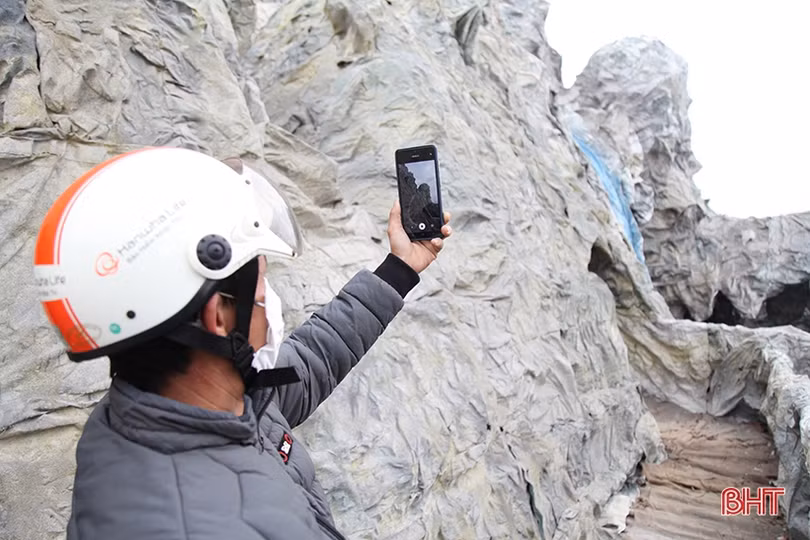 Bà con giáo dân dựng hang đá khổng lồ mừng đón Giáng sinh ở Hà Tĩnh