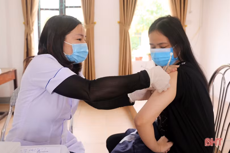 Thạch Hà triển khai tiêm vắc-xin phòng COVID-19 cho học sinh từ 16-18 tuổi