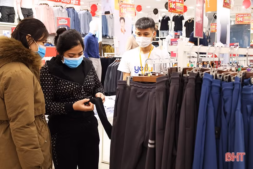 Người dân Hà Tĩnh tranh thủ săn sale dịp Black Friday