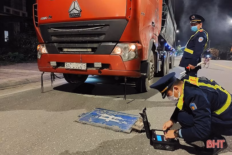 Hà Tĩnh: Tài xế lập nhóm Zalo “né” thanh tra giao thông xử lý xe quá tải