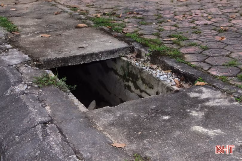 Nắp đậy mương thoát nước ở thị trấn Vũ Quang bị hư hỏng, gây nguy hiểm cho người đi đường 