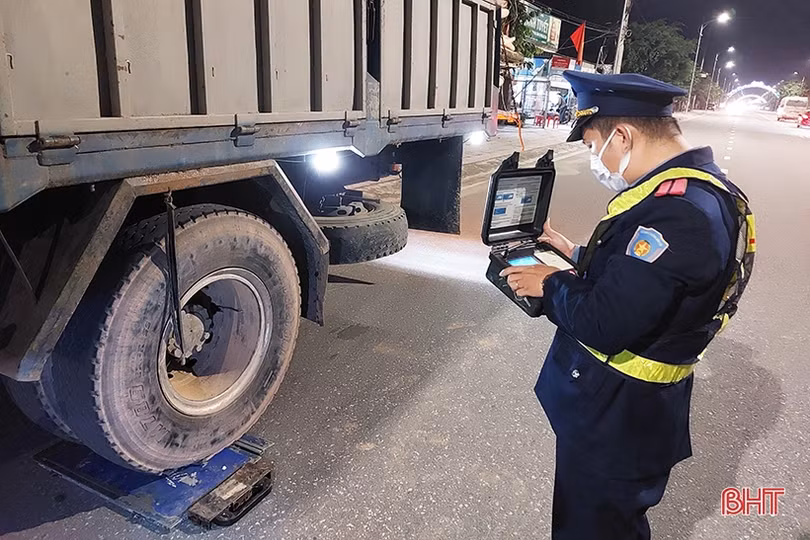 Hà Tĩnh: Tài xế lập nhóm Zalo “né” thanh tra giao thông xử lý xe quá tải