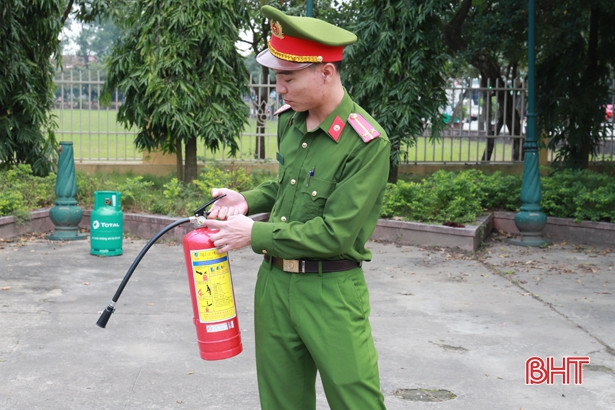 Trang bị kiến thức PCCC, cứu nạn cứu hộ cho lãnh đạo, công an cấp xã