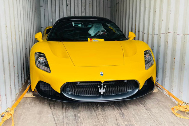 Siêu xe Lamborghini Urus với ngoại thất màu lạ mắt về Việt Nam ảnh 11 Siêu xe Lamborghini Urus với ngoại thất màu lạ mắt về Việt Nam