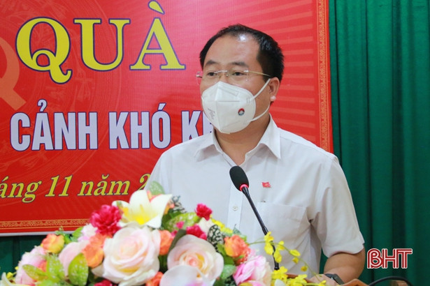 Lộc Hà: Trao quà cho 41 giáo viên, cựu giáo chức hoàn cảnh khó khăn