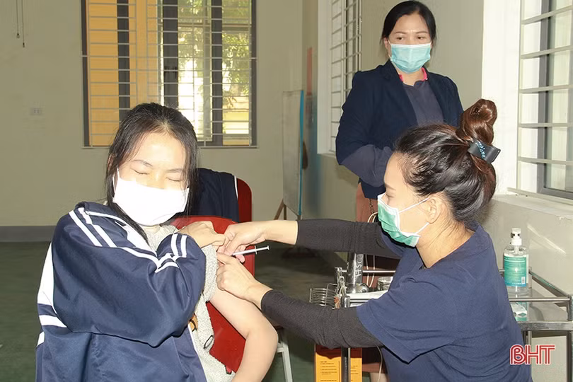 Cận cảnh những mũi tiêm đầu tiên vắc-xin phòng COVID-19 cho học sinh Hà Tĩnh