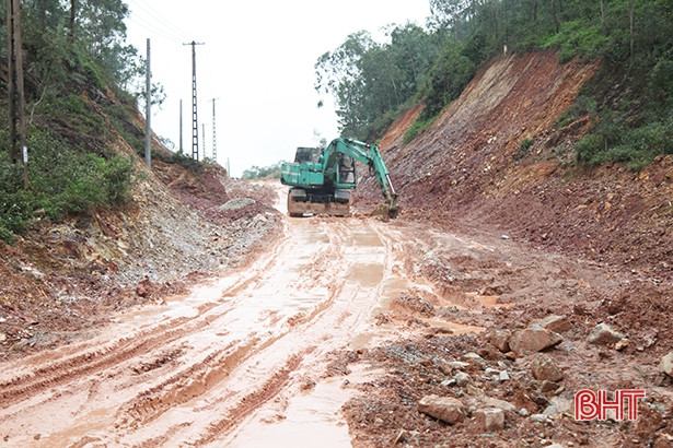 Khắc phục tình trạng lầy lội khi thi công quốc lộ 281 ở Hà Tĩnh