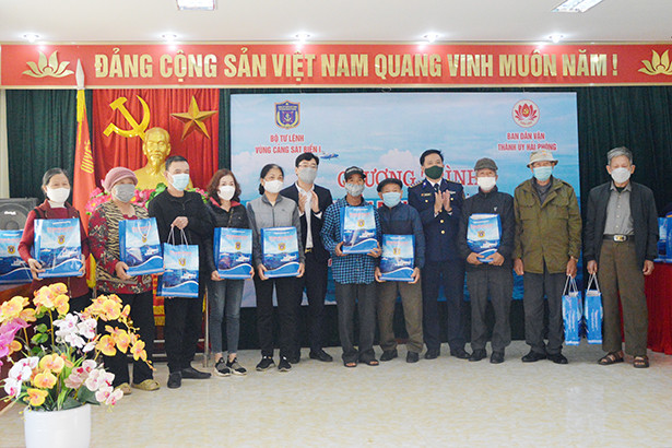 Cảnh sát biển đồng hành với ngư dân