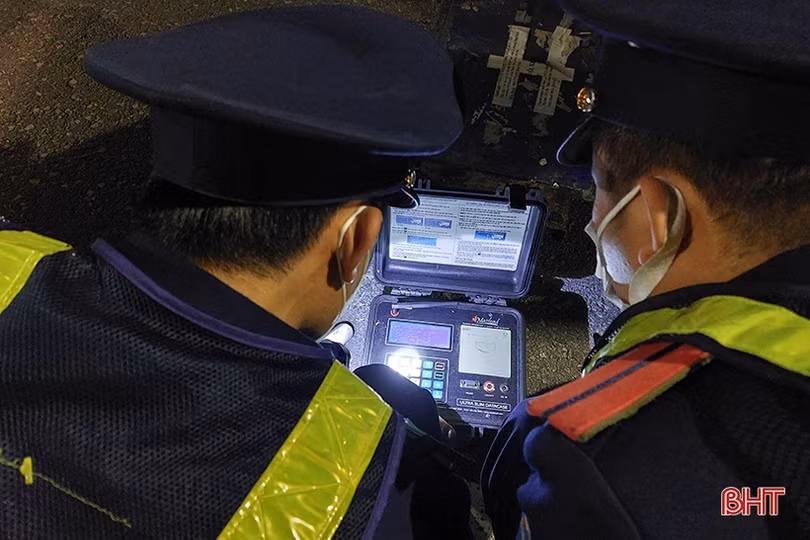 Hà Tĩnh: Tài xế lập nhóm Zalo “né” thanh tra giao thông xử lý xe quá tải