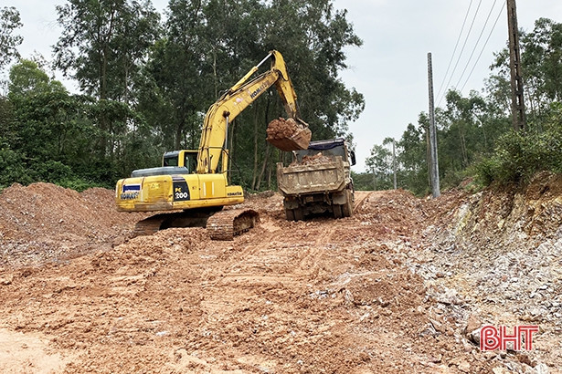 Khắc phục tình trạng lầy lội khi thi công quốc lộ 281 ở Hà Tĩnh