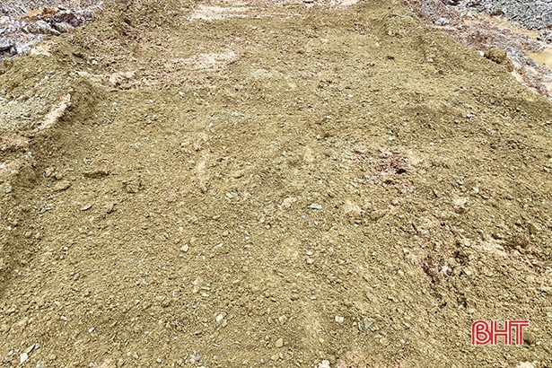 Khắc phục tình trạng lầy lội khi thi công quốc lộ 281 ở Hà Tĩnh