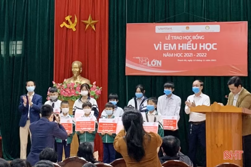 Năm thứ 8 Viettel trao học bổng “Vì em hiếu học” tại Hà Tĩnh