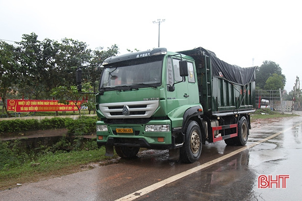 Hà Tĩnh: Tài xế đóng cửa bỏ đi khi bị yêu cầu kiểm tra tải trọng xe
