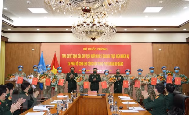 Trao Quyết định của Chủ tịch nước cho 12 sỹ quan gìn giữ hòa bình LHQ