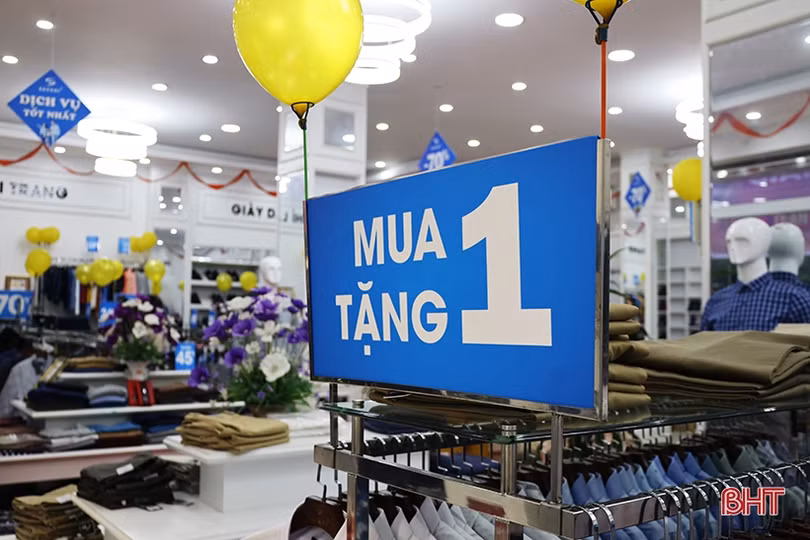 Người dân Hà Tĩnh tranh thủ săn sale dịp Black Friday