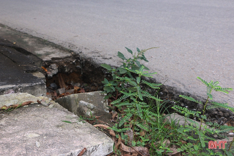 Nắp đậy mương thoát nước ở thị trấn Vũ Quang bị hư hỏng, gây nguy hiểm cho người đi đường 