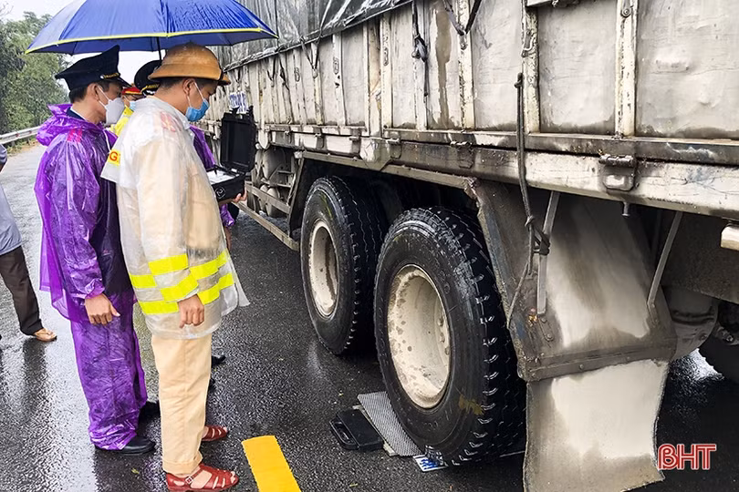 Hà Tĩnh: Phạt 18 triệu đồng tài xế chở quá tải trọng, cố thủ trong xe