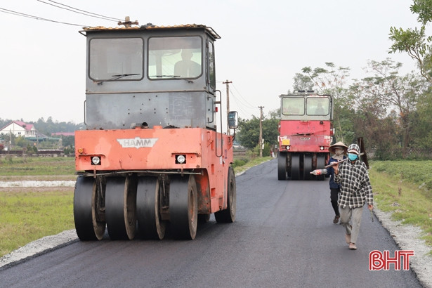 Xã biển Nghi Xuân hoàn thành gần 6 km đường thảm nhựa, tổng mức đầu tư 16 tỷ đồng