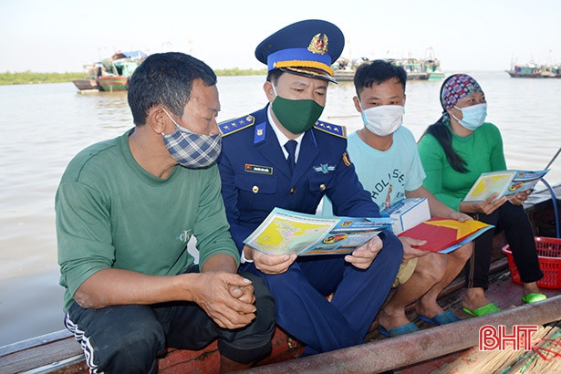 Cảnh sát biển đồng hành với ngư dân