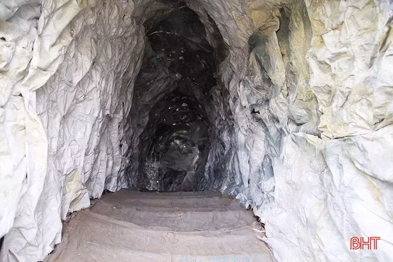 Bà con giáo dân dựng hang đá khổng lồ mừng đón Giáng sinh ở Hà Tĩnh