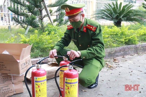 Trang bị kiến thức PCCC, cứu nạn cứu hộ cho lãnh đạo, công an cấp xã