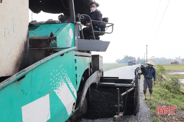 Xã biển Nghi Xuân hoàn thành gần 6 km đường thảm nhựa, tổng mức đầu tư 16 tỷ đồng