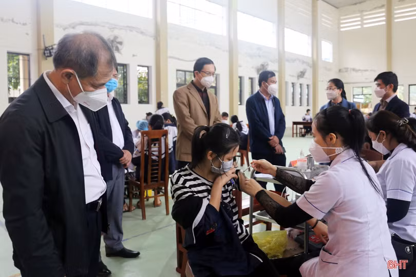 Thạch Hà triển khai tiêm vắc-xin phòng COVID-19 cho học sinh từ 16-18 tuổi
