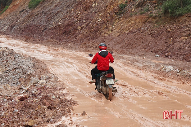 Khắc phục tình trạng lầy lội khi thi công quốc lộ 281 ở Hà Tĩnh