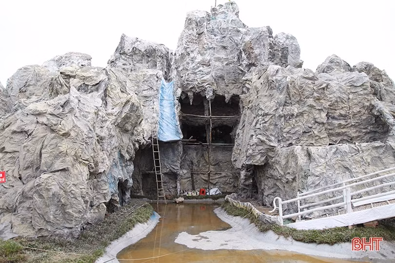 Bà con giáo dân dựng hang đá khổng lồ mừng đón Giáng sinh ở Hà Tĩnh