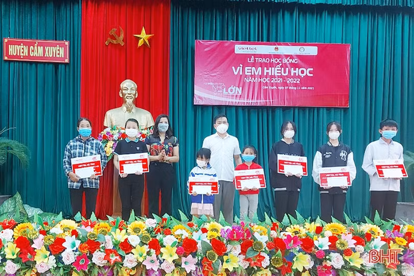 Năm thứ 8 Viettel trao học bổng “Vì em hiếu học” tại Hà Tĩnh
